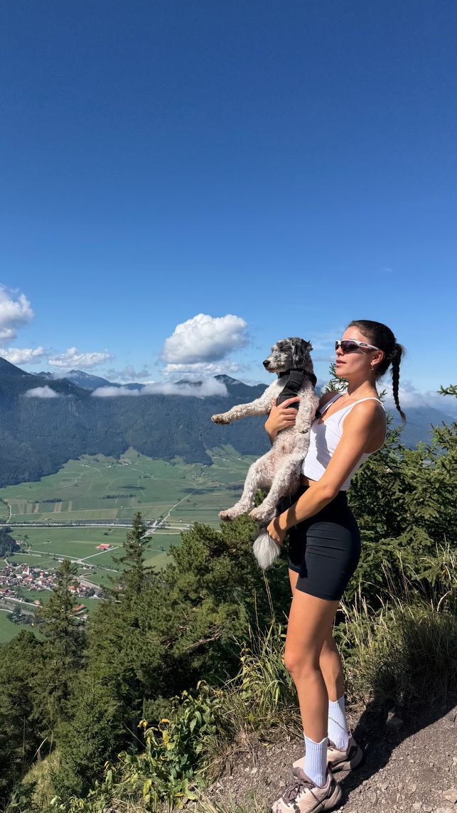 Julia mit Clooney vor Bergpanorama