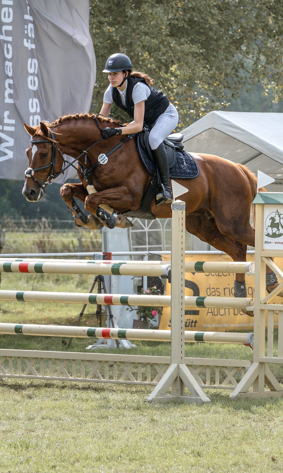 Julia beim Springen auf dem Turnier